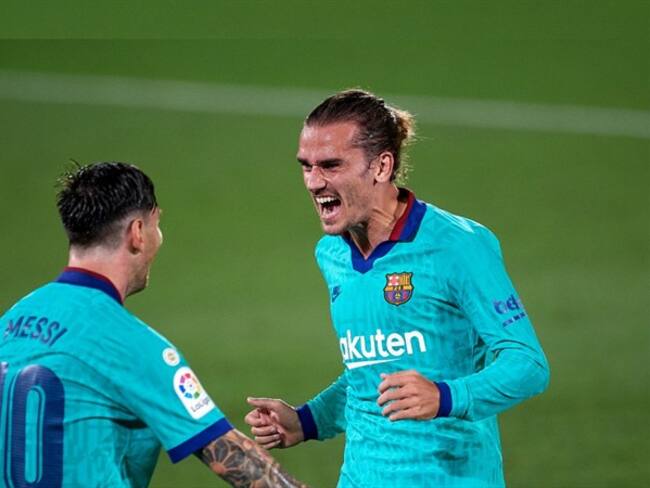 Barcelona golea y mantiene esperanzas por el título de Liga