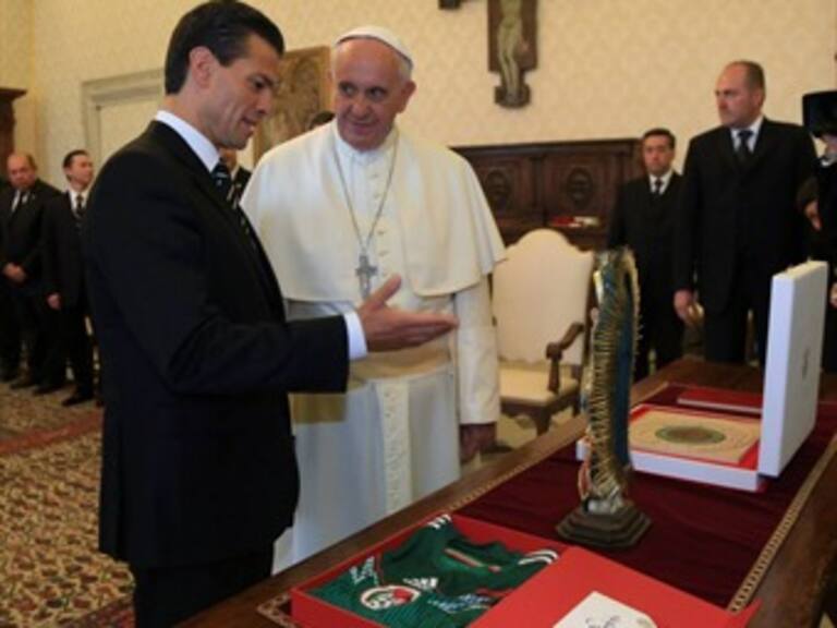 Regala EPN al Papa Francisco camiseta de la Selección Mexicana