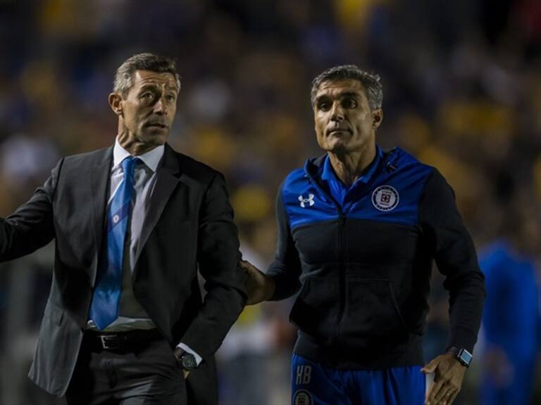 Pedro Caixinha está molesto con su jugador. Foto: Getty Images