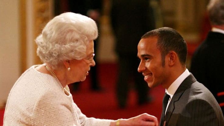 Reina Isabel nombró a Lewis Hamilton como caballero en reconocimiento a su brillante carrera