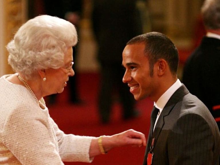 REINA ISABEL NOMBRO CABALLERO A LEWIS HAMILTON