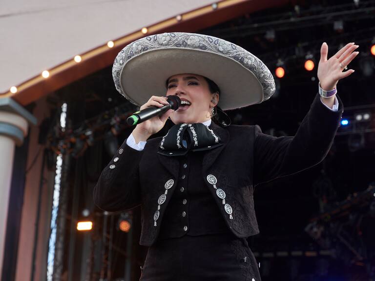 Camila Fernández intérprete para el Himno Nacional Mexicano en la Canelo vs. Berlanga.