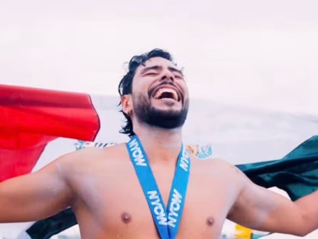 Hazaña histórica: David Olvera completa 85 km a nado de Cozumel a Cancún