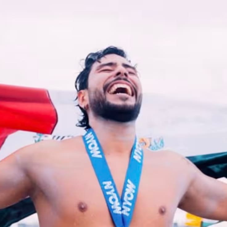 Hazaña histórica: David Olvera completa 85 km a nado de Cozumel a Cancún