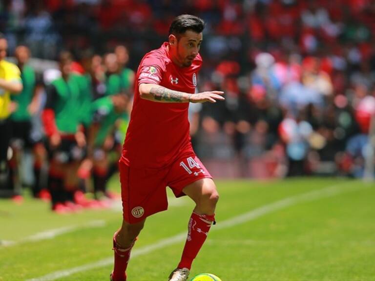 Rubens Sambueza en un duelo con el Toluca. Foto: Getty Images