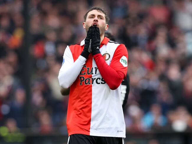 Santiago Giménez no irá al Nottingham Forest; Feyenoord rechazó 30 millones por el mexicano