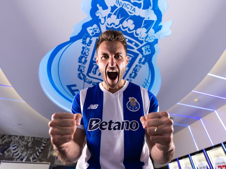 ¡Oficial! Santi Giménez llega al Porto a préstamo