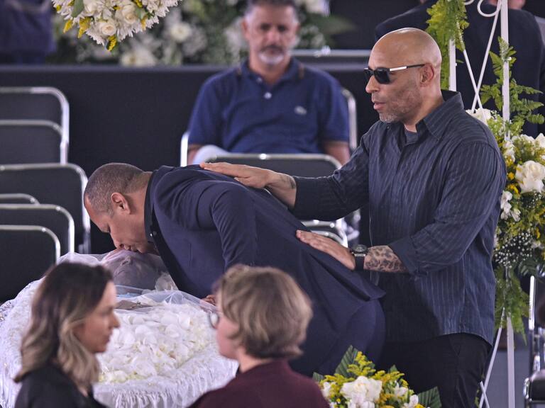 Pelé está siendo velado con el féretro abierto