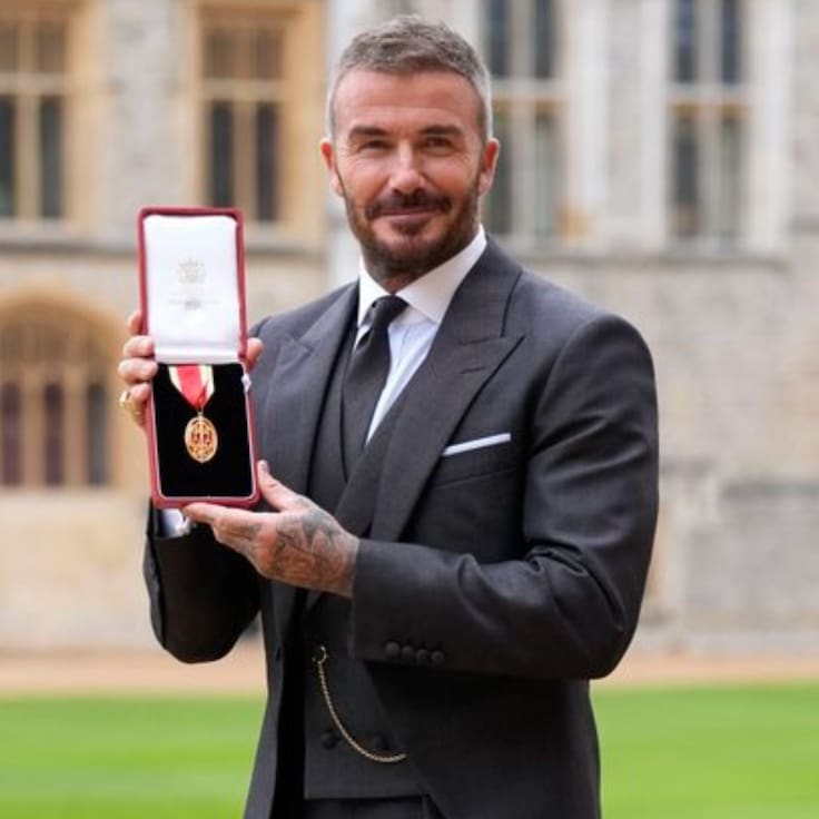 David Beckham recibe el título de Caballero del Imperio Británico de manos del rey Carlos lll