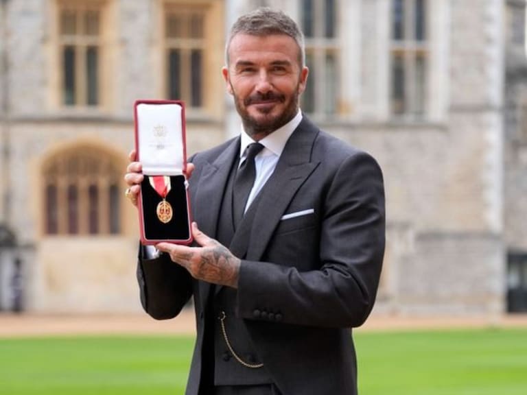 David Beckham recibe el título de Caballero del Imperio Británico de manos del rey Carlos lll