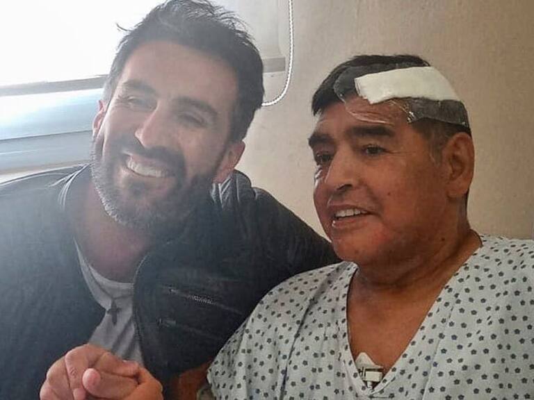 Diego Maradona junto al neurocirujano Leopolodo Luque
