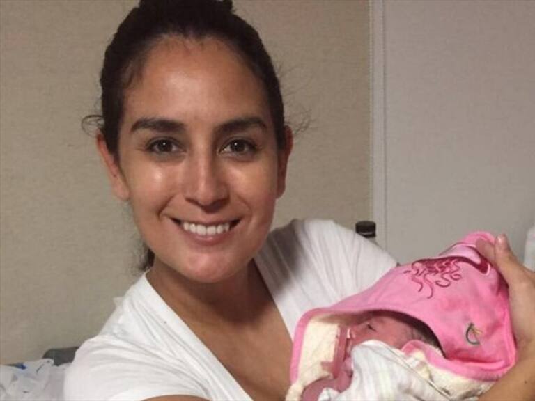 Paola Espinoza con su bebé. Foto: Twitter