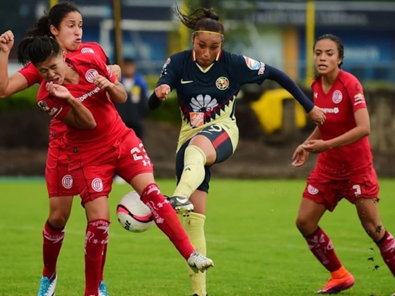 Jugadoras disputan un balón. Foto: Twitter