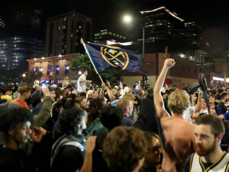 Tiroteo en Denver durante la celebración del anillo de los Nuggets deja 10 muertos.