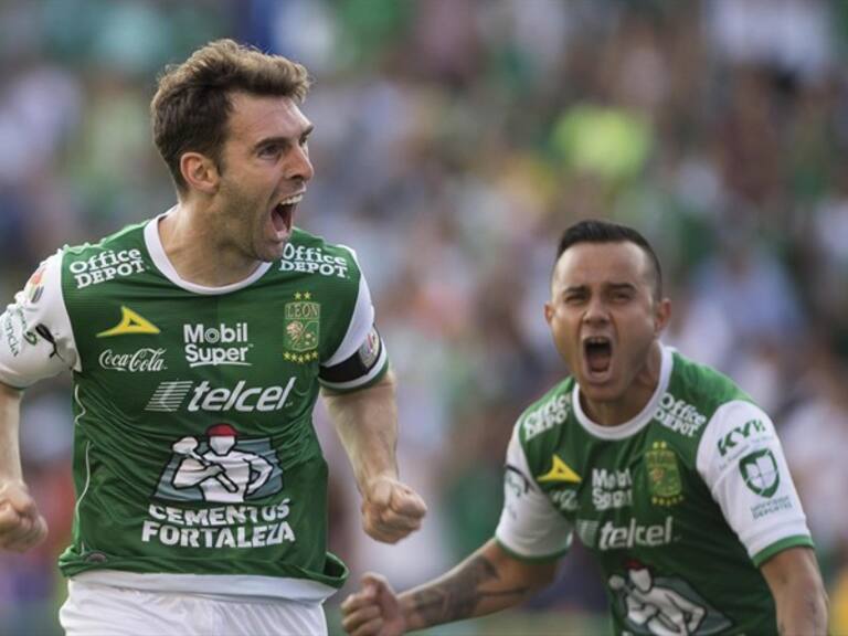 Mauro Boselli y Luis Montes. Foto: Getty images