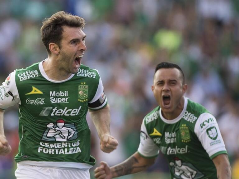 Mauro Boselli y Luis Montes. Foto: Getty images