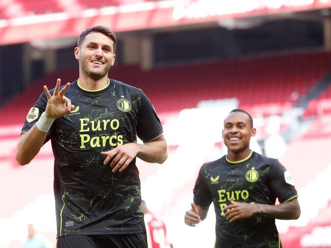 Santiago Giménez registra su primer hat-trick con el Feyenoord, tras reanudar juego contra el Ajax