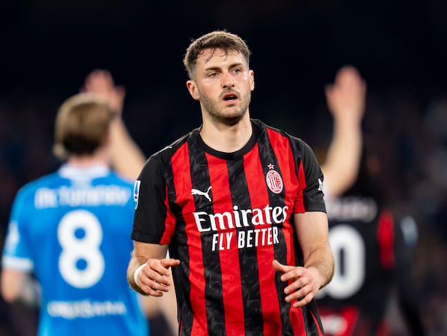 Santi Giménez reaparece con el Milan en la dolorosa derrota ante Napoli