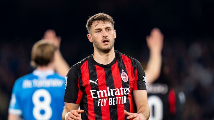 Santi Giménez reaparece con el Milan en la dolorosa derrota ante Napoli