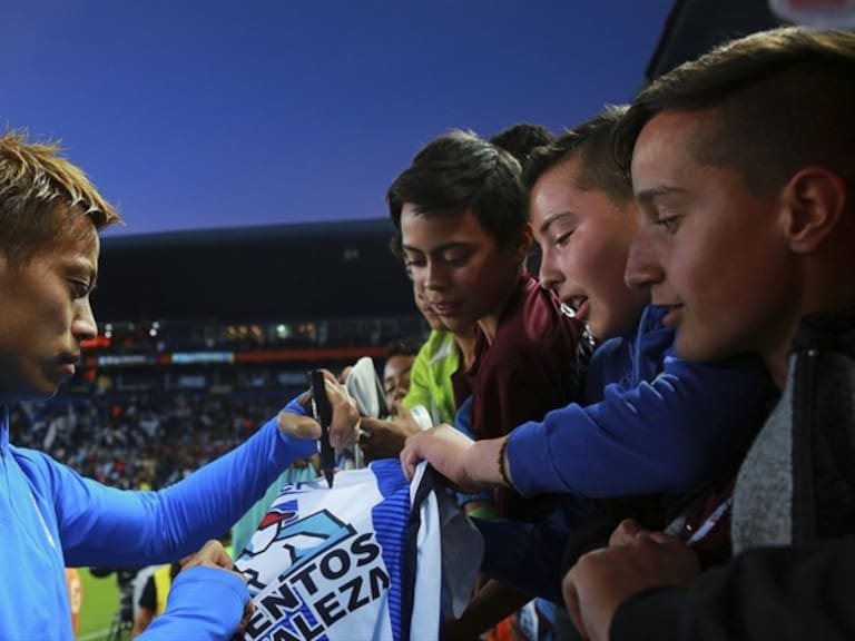 Keisuke Honda firmando autografos en el estadio Hidalgo. Foto: Getty Images