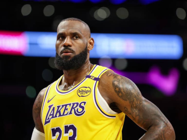 LeBron James no se retira y celebra su temporada 23 en la NBA con una edición limitada de Hennessy
