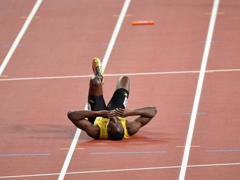 Bolt se lamenta en la pista tras su lesión. Foto: Getty Images