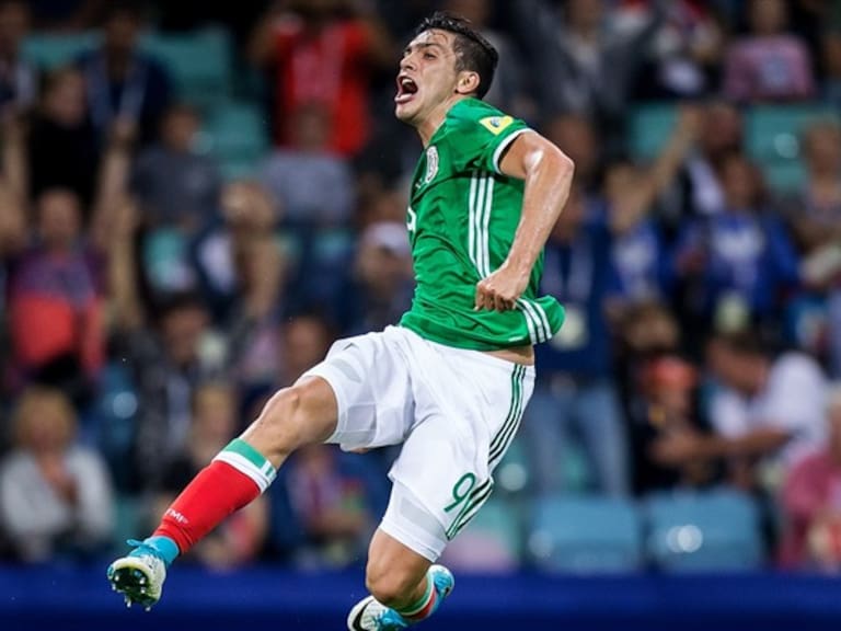 Raúl Jiménez festeja un gol en Copa Confederaciones. Foto: Getty Images