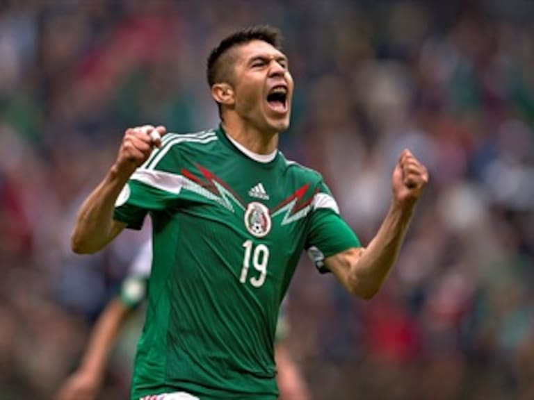 México sobrevive a otro desastre arbitral con un gol de Peralta