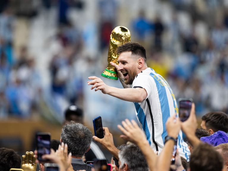 Messi levantando la Copa del Mundo