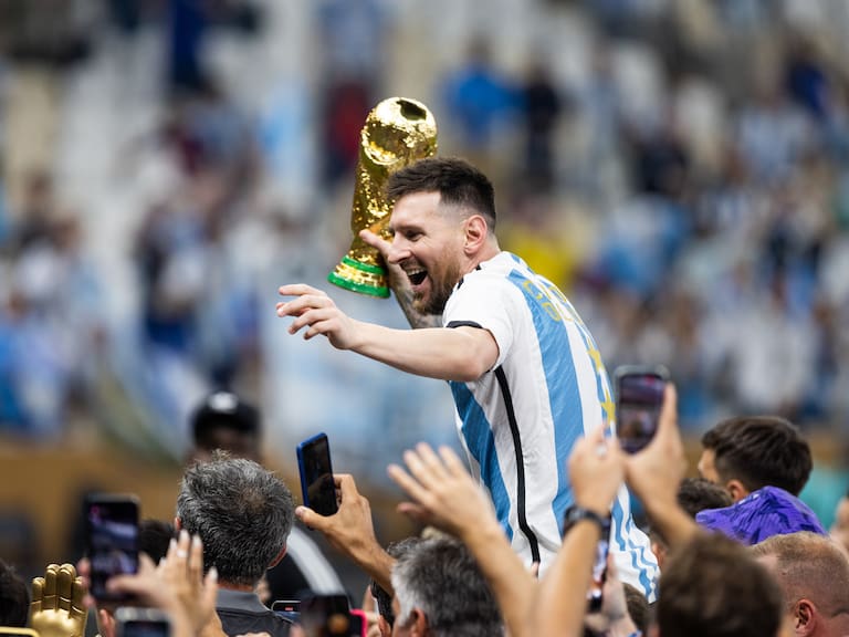 Messi levantando la Copa del Mundo