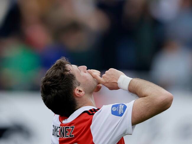 Santiago Giménez se presenta ante el mundo; doblete en su debut en Champions