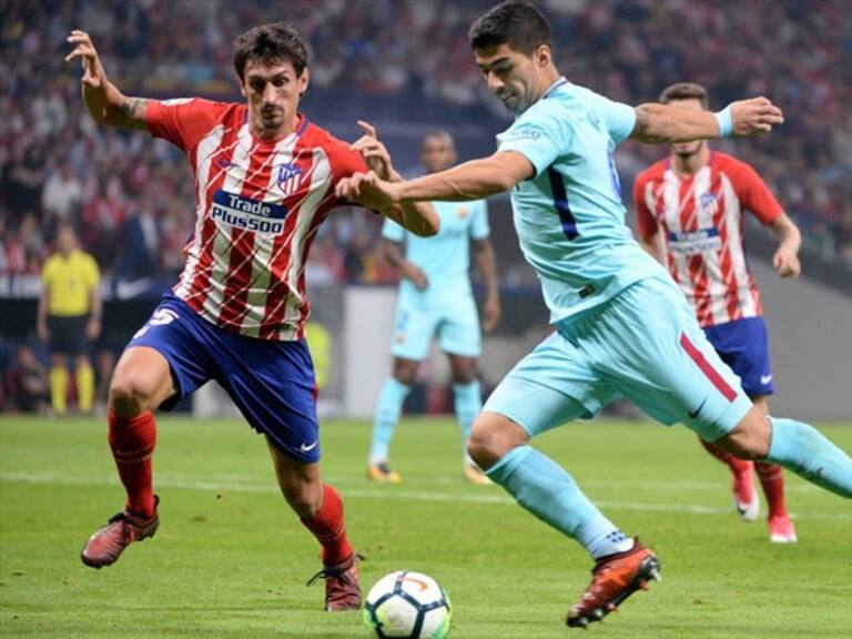 Jugadores disputan un balón. Foto: Getty