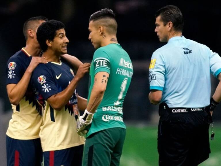 Cecilio Domínguez se encara con Zaldívar . Foto: Getty Images