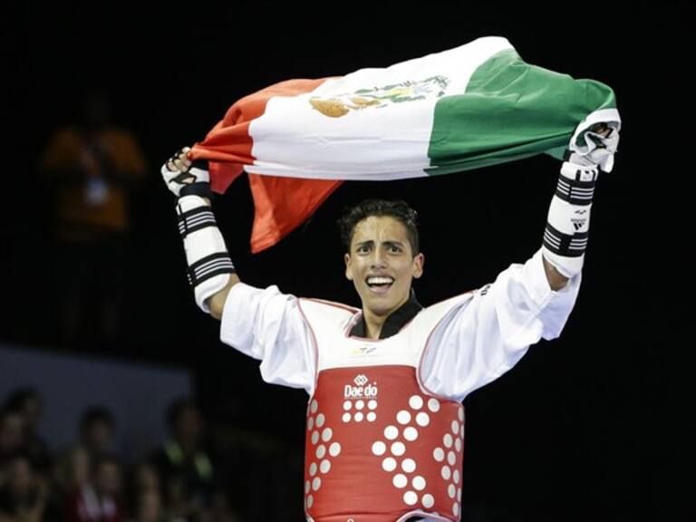Carlos Navarro festeja haber conseguido medalla. Foto: AP