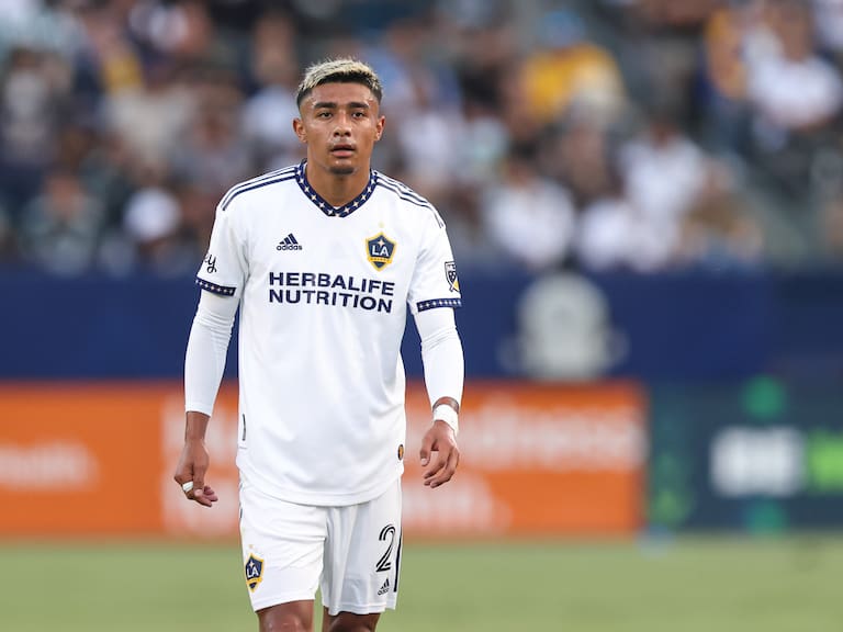 Julián Araujo está en la órbita del América