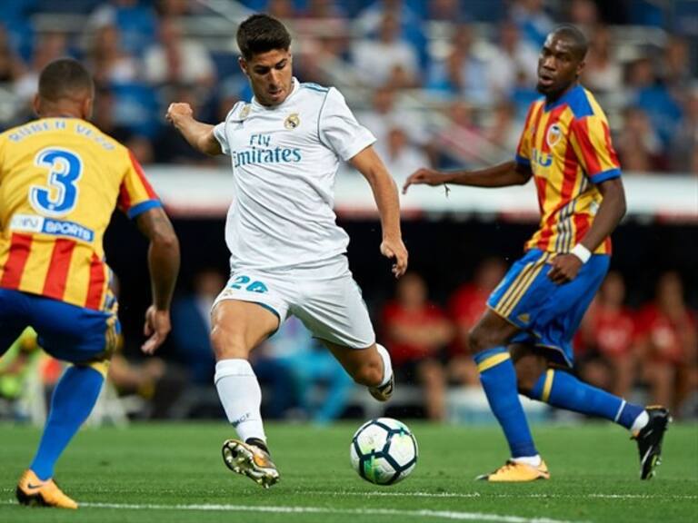 Jugadores disputan un balón . Foto: Getty Images