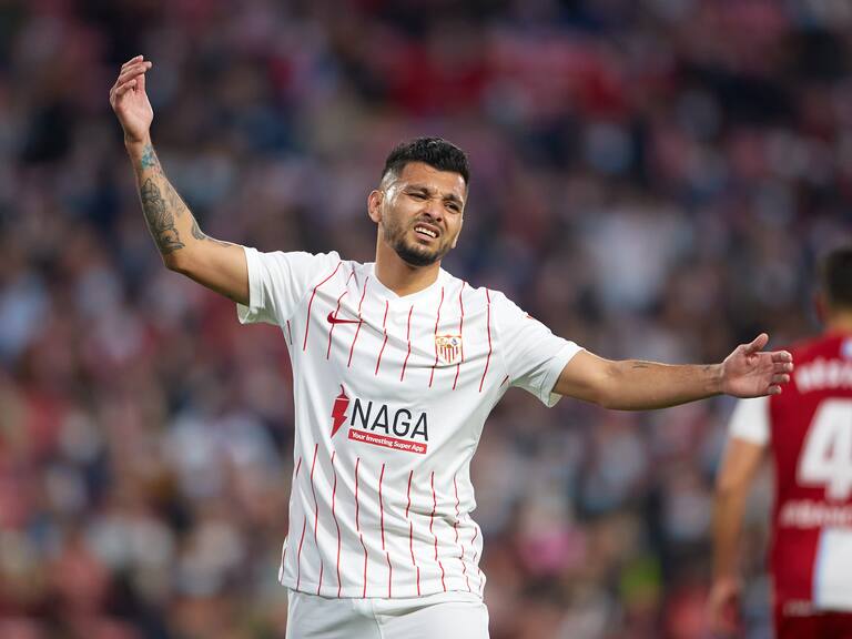 SEVILLE, SPAIN - JANUARY 22: Jesus Manuel Corona of Sevilla FC looks on during the LaLiga Santander match between Sevilla FC and RC Celta de Vigo at Estadio Ramon Sanchez Pizjuan on January 22, 2022 in Seville, Spain. (Photo by Fran Santiago/Getty Images)