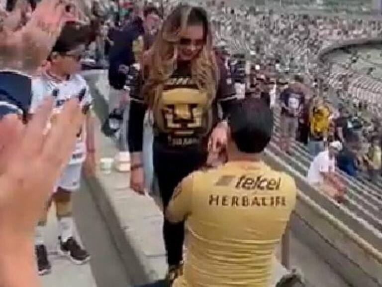 Novios se comprometen durante el partido Pumas vs Juárez
