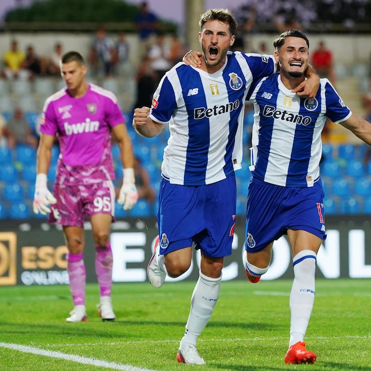 Santigo Giménez marcó su primer gol en Portugal