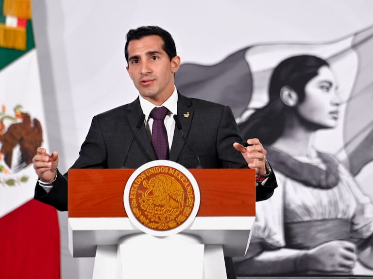 Rommel Pacheco exige cuentas al COM y promete becas directas