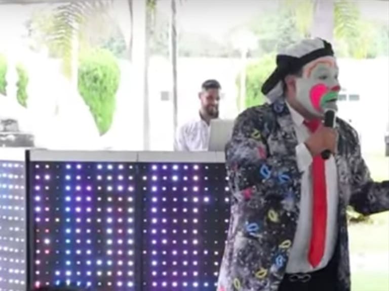 Payaso "Brincos Dieras" trolleó a los jugadores de Chivas . Foto: Especial