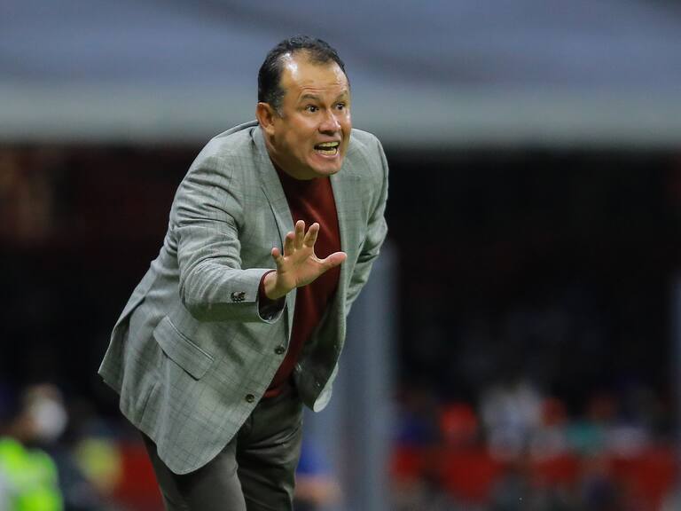 MEXICO CITY, MEXICO - NOVEMBER 03: Head coach Juan Reynoso of Cruz Azul gives instructions during the 11th round match between Cruz Azul and Leon as part of the Torneo Grita Mexico A21 Liga MX at Azteca Stadium on November 03, 2021 in Mexico City, Mexico. (Photo by Manuel Velasquez/Getty Images)