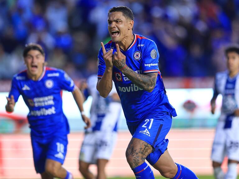 Cruz Azul vence por la mínima a Pachuca y se mantiene invicto