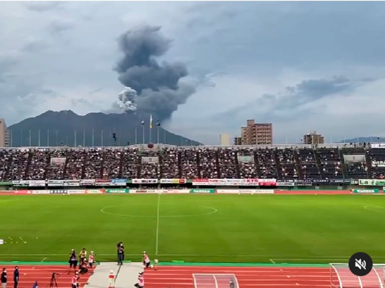 Volcán hace erupción en pleno partido de futbol en Japón