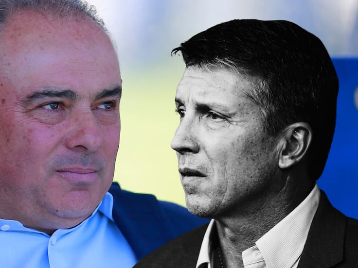 Guillermo Vázquez alza la mano para dirigir a Pumas, por delante de Robert Dante Siboldi