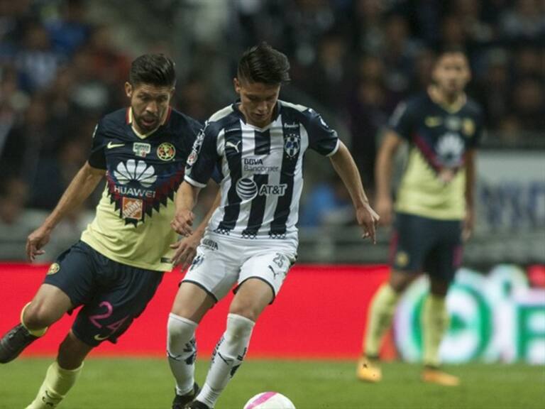 Jonathan González enfrentando al América. Foto: Getty Images