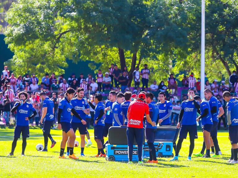 Chivas entrenó con gente en Atlacomulco