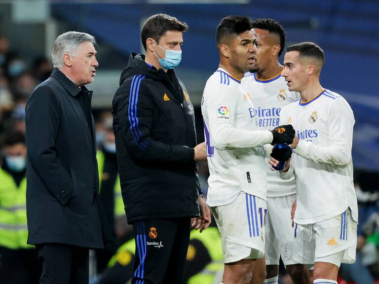 MADRID, SPAIN - DECEMBER 19: (L-R) coach Carlo Ancelotti of Real Madrid, Carlos Henrique Casemiro of Real Madrid, Eder Militao of Real Madrid, Lucas Vazquez of Real Madrid during the La Liga Santander match between Real Madrid v Cadiz FC at the Santiago Bernabeu on December 19, 2021 in Madrid Spain (Photo by David S. Bustamante/Soccrates/Getty Images)