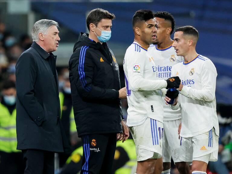 MADRID, SPAIN - DECEMBER 19: (L-R) coach Carlo Ancelotti of Real Madrid, Carlos Henrique Casemiro of Real Madrid, Eder Militao of Real Madrid, Lucas Vazquez of Real Madrid during the La Liga Santander  match between Real Madrid v Cadiz FC at the Santiago Bernabeu on December 19, 2021 in Madrid Spain (Photo by David S. Bustamante/Soccrates/Getty Images)