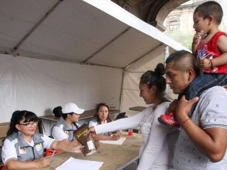 Gente recibiendo ayuda. Foto: Twitter